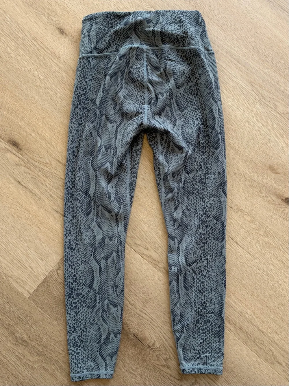 Varley Let’s Go High Rise Python Print 7/8 Leggings - Picture 4 of 6